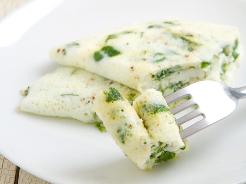 Klasická bielkovinová omeleta s bylinkami vo vaječnej diéte na chudnutie