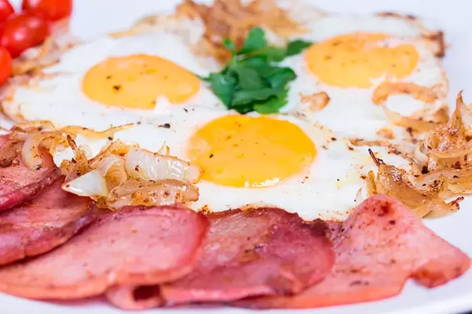 miešané vajíčka a slaninu na bezsacharidovej diéte